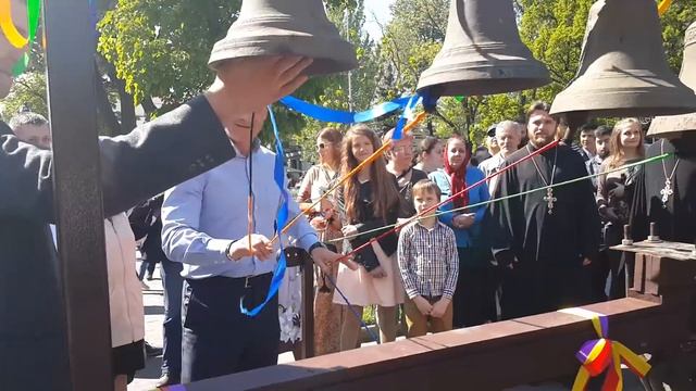 Мэр Одессы Г.Труханов бьет в колокола на Пасху смотреть онлайн
