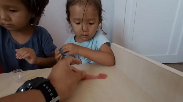 ДЕТИ ИГРАЮТ С ЛИЗУНОМ смотреть онлайн