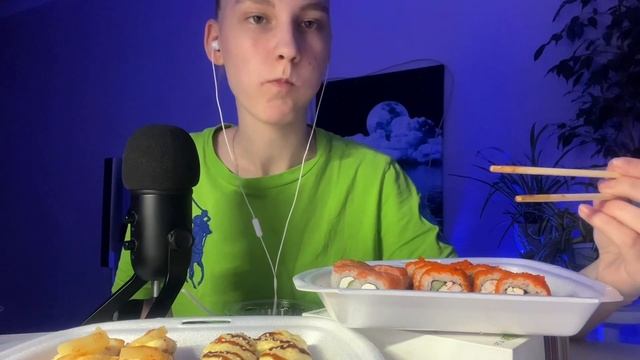 АСМР ИТИНГ РОЛЛОВ??МУКБАНГ?ASMR EATING ROLLS смотреть онлайн