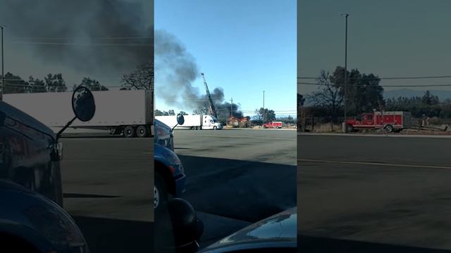 Пожар частного дома в Калифорнии...как работают пожарные в данном случае... смотреть онлайн