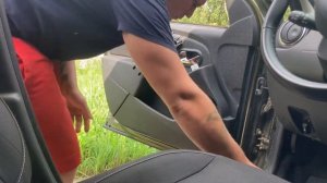 Как снять обшивку двери Рено Дастер. Снятие карты двери