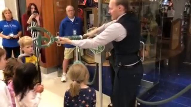 Hadley Opens the Disney Store смотреть онлайн