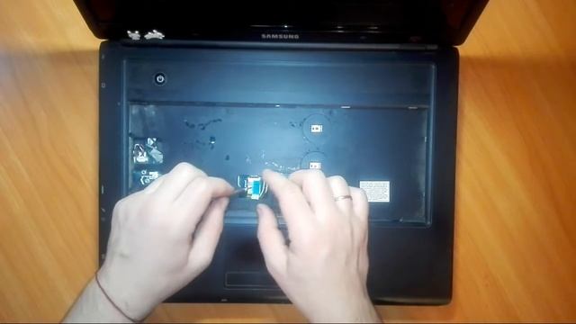 Как разобрать ноутбук Samsung R503 (NP-R503H) смотреть онлайн