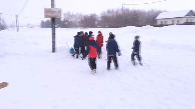 КАТАЛИ ДЕТЕЙ НА КАРЕТЕ ПО СЕЛУ ,А ПОТОМ,БЫЛО ФУТБОЛЬНОЕ СРАЖЕНИЕ НА КАТКЕ - ПЕРЕКРЁСТОК ... смотреть онлайн