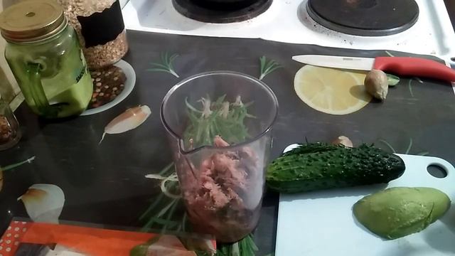 Рулетики из лаваша с авокадо, тунцом и огурцом)))!!! смотреть онлайн