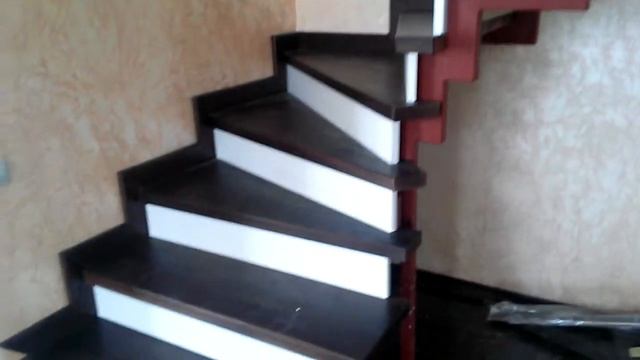 Металлический каркас лестницы с обшивкой фактуренным дубом в процессе установки дерева смотреть онлайн