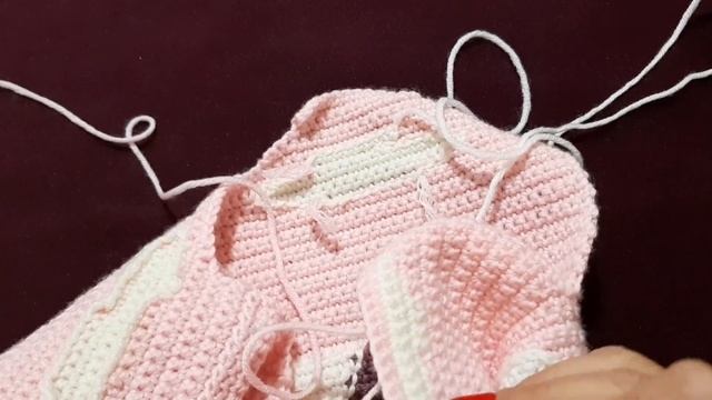 Вязание крючком.Вяжем вырез  горловины, скосы плеч  укороченными рядами.Соединяем детали.МК.