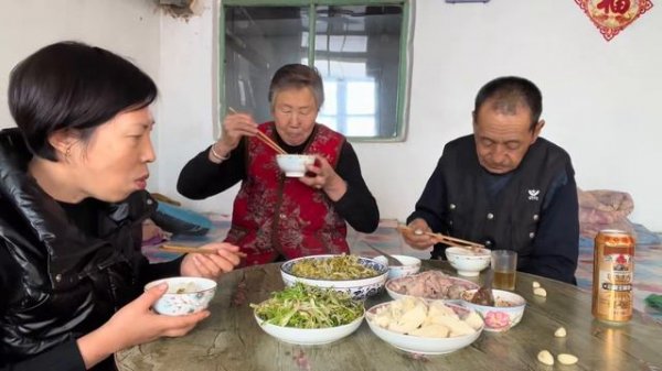 公公买的新鲜五花肉,婆婆用大锅烀,在放入东北酸菜一起烩,喷香