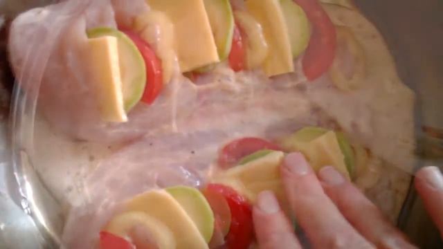 Сочная куриная грудка с овощами, запеченная в духовке! смотреть онлайн