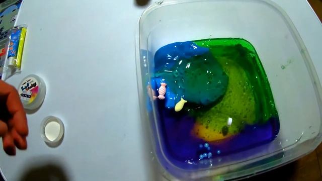 Анри мешает слаймы, а мама надувает шары через трубочку! смотреть онлайн