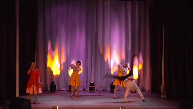 "Выйду на улицу" - М. Чекавинская и народный танц. кол-в "Радуга" (Ю.Голубева) смотреть онлайн