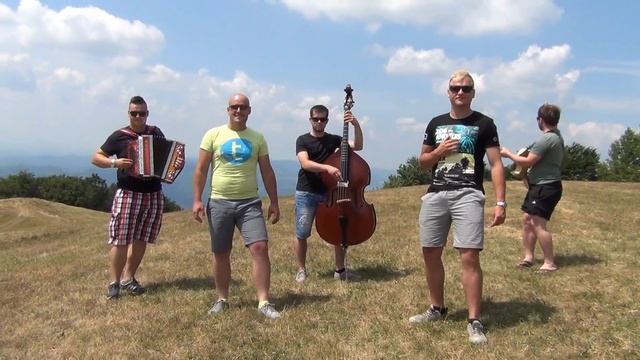 Ansambel Plus - Hodim po vasi (official video) смотреть онлайн