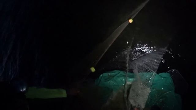 БРАКОНЬЕРЫ? НЕ, НЕ СЛЫШАЛ!!! Рыбалка сетями на крайнем севере! Fishing with nets in the far north! смотреть онлайн