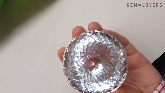 Бесцветный топаз из Нигерии, 1640 карат смотреть онлайн