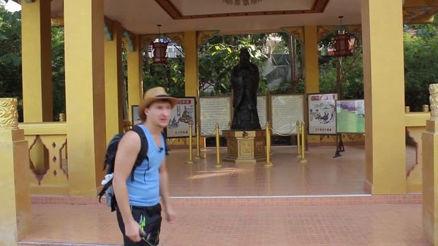 Большой Золотой Будда на холме Пратамнак в Паттайе. Таиланд. смотреть онлайн