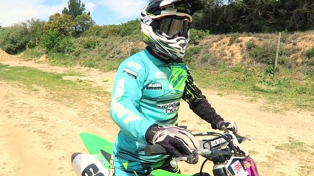 LE SAUT LE PLUS HAUT EN MOTO !! смотреть онлайн