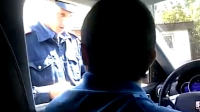 Мент пристал к водителю смотреть онлайн