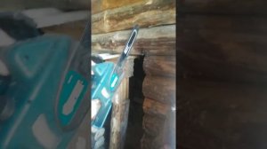 Пилим дверной проем в срубе