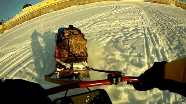 на мотодоге в крутую горку