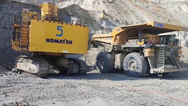 Komatsu PC 4000 face showel excavator loading Chinese XCMG XDE260 truck Awesome Machines смотреть онлайн
