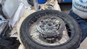 BMW R1200GSA. 2008 год.  Обслуживание подшипников переднего колеса, замена колодок