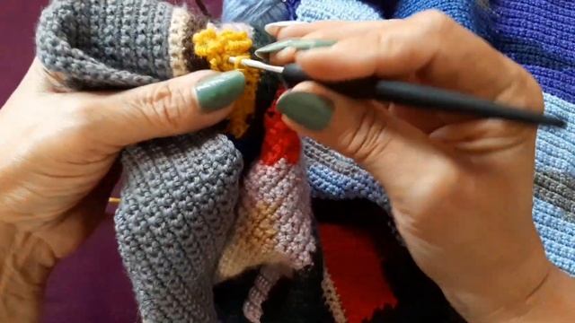 Вязание крючком. Декор цветочных полянок на рукавах пальто " Любви старинные туманы ". смотреть онлайн