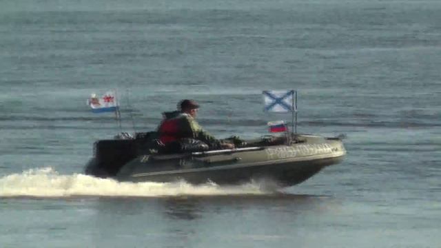 РиБ.....Меня знакомые сняли с берега 500 м до Базы День ВМФ.. смотреть онлайн