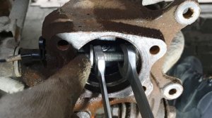 Как извлечь закисший датчик абс и не сломать его.