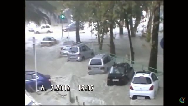 По просбе подписчиков видео потопа 6 июля 2012 года в центре Геленджика на улице Островского смотреть онлайн