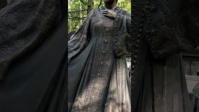 Невероятно красивый памятник на могиле Людмилы Рюминой / Востряковское кладбище 2023 #shorts смотреть онлайн