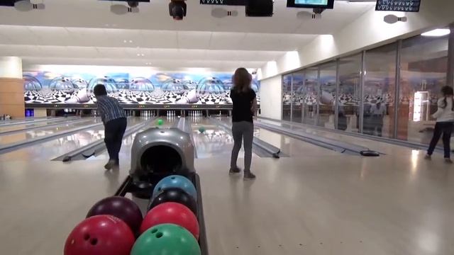 Играем в боулинг домашний чемпионат | Playing bowling | Victoria Gardens | ТРЦ Вікторія Гарденс смотреть онлайн
