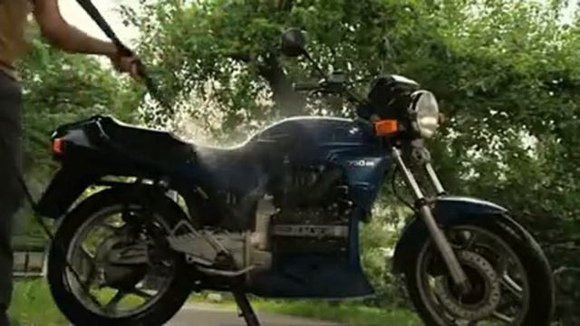 Очистка мотоцикла минимойкой Karcher.mp4 смотреть онлайн