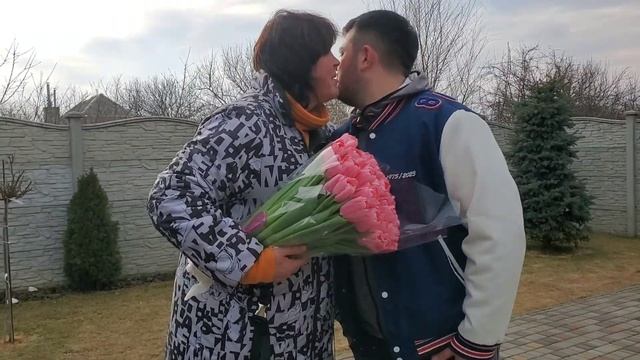 Светалана довольная ! Много тюльпанов ! Как прошло праздник смотреть онлайн