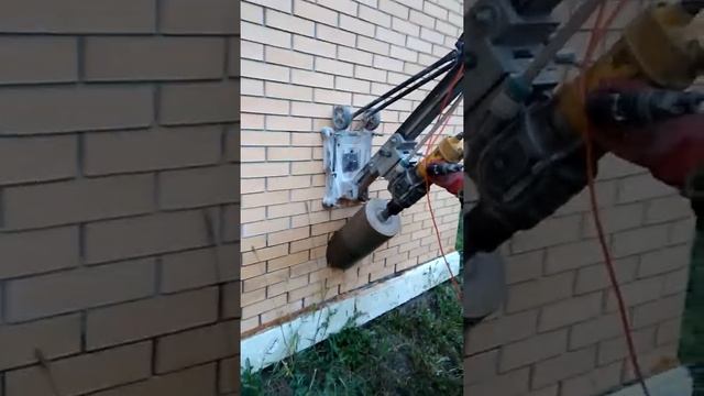 Бурение отверстия диаметром 220 мм в стене из кирпича под углом 45 градусов смотреть онлайн