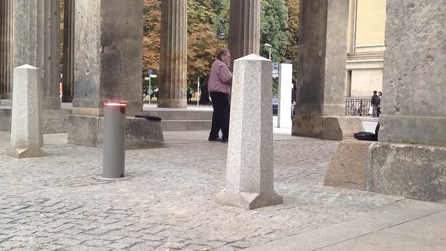 Violinist on Berlin's Museum Insel смотреть онлайн