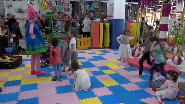 "Аструм-KIDS" г. Туймазы посетила принцесса троллей Розочка смотреть онлайн