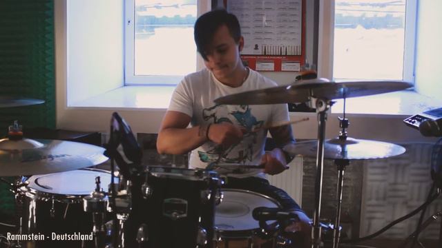 8 Треков под один бит смотреть онлайн