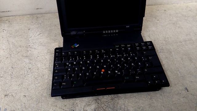 Vychytaná klávesnice u historického notebooku IBM ThinkPad 701CS смотреть онлайн