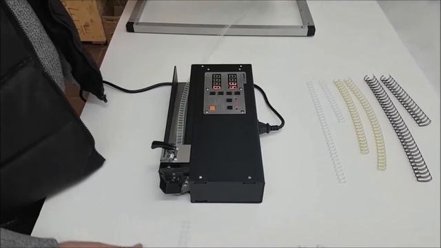 Нарезчик пружины STOPCUTTER T3 E для резки металлической гребёнки переплётной пружины смотреть онлайн