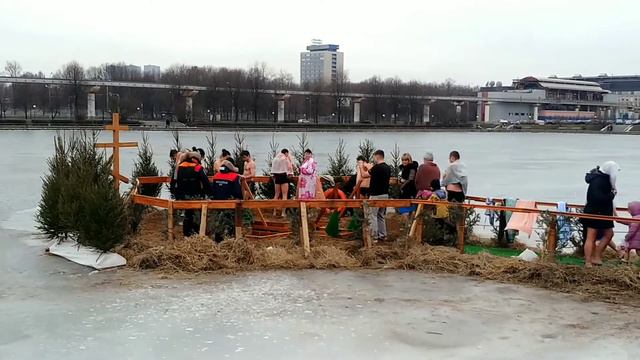 Крещенские купания на Дворцовом пруду в Останкино смотреть онлайн