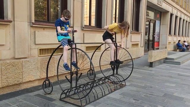 Необычный велосипед - Пенни-фартинг, «высокое колесо». Братислава не устаёт удивлять . смотреть онлайн