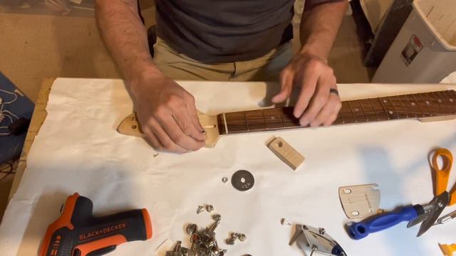 How to Remove Guitar Tuner Bushings With This Simple Tool. смотреть онлайн