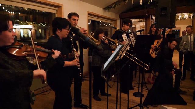 Lebedik un freylekh (feat. Nathan Graff) - The Klezmommies (12/17/22) смотреть онлайн