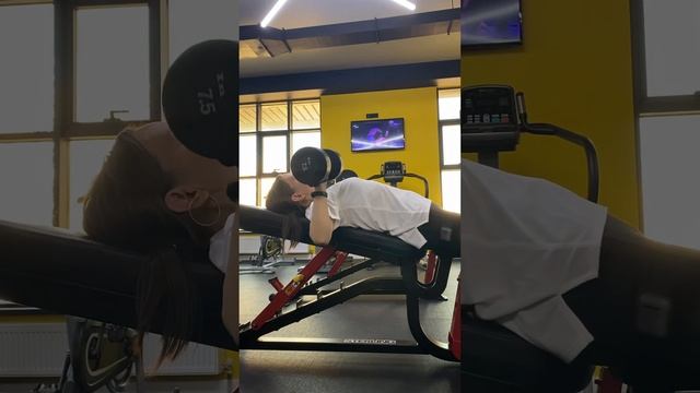 Жим гантелей на наклонной скамье смотреть онлайн