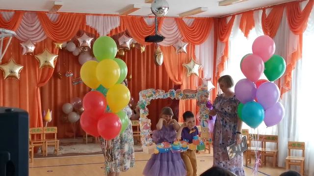 вход детей на выпускном. детский сад.mp4 смотреть онлайн