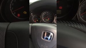 Honda Fit 2001  на холодную заводится и глохнет!в чем проблема?