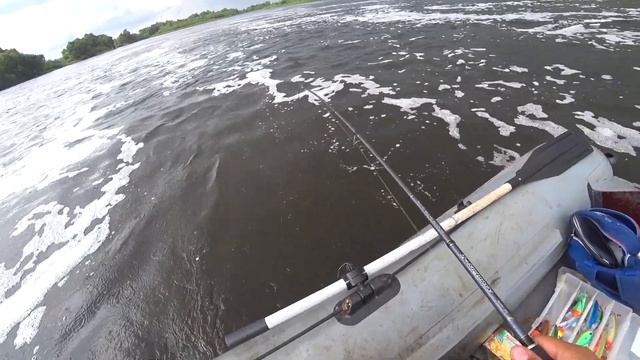 ШОК! СОМЫ ВЫРЫВАЮТ СПИННИНГ ИЗ РУК! Рыбалка которую я не забуду смотреть онлайн