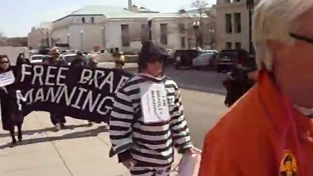 PJ Crowley's resignation sparks protest at State Dept to free Bradley Manning смотреть онлайн