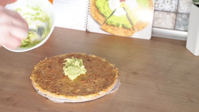 Пицца с тунцом, авокадо и яйцом пашот с низким содержанием углеводов