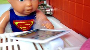 АЙПАД В ВАННОЙ УТОПИЛ - УДАР ТОКОМ ПОЛУЧИЛ? Катя и Макс веселая семейка! Смешные куклы ДАРИНЕЛКА